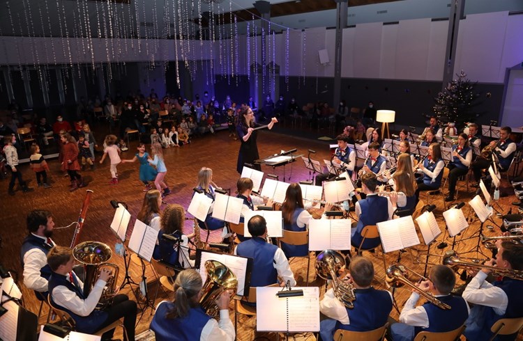 Dirigentin Isabelle Gschwend leitete die jungen Musikanten gekonnt durch die von ihr geschriebene musikalische Kindergeschichte. (Foto zVg)