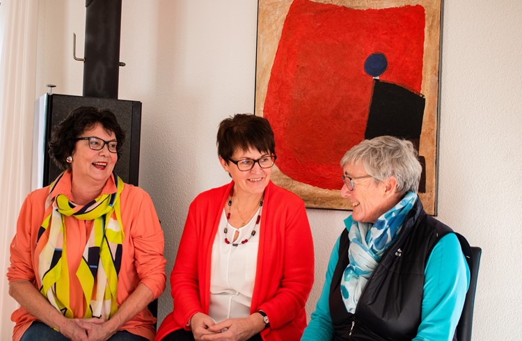 Judith Keiser (Präsidentin), Trudi Richli-Estermann (Leiterin Vermittlung) und Barbara Stüdle (freiwillige Mitarbeitende) engagieren sich für den Verein «Bsuech». (Foto Franziska Haas)