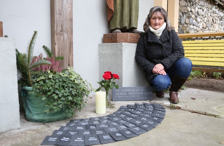Amanda Jud beim Kloster Sursee: Hier erinnern kleine Plaketten an die 58 Frauen und den einen Mann, die in Sursee hingerichtet wurden. (Foto Ana Birchler-Cruz)