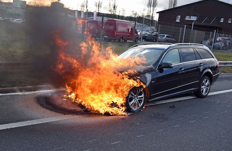 Der Fahrzeuglenker konnte das Auto rechtzeitig verlassen, bevor der Motor Feuer fing. (Foto Luzerner Polizei)