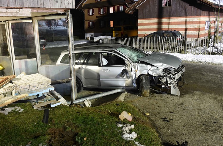 Die Lenkerin des bei Nottwil verunfallten Autos war alkoholisiert. (Foto Luzerner Polizei)