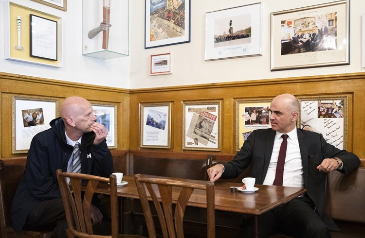 Bundesrat Alain Berset und Daniel Koch besuchten am 12. Mai 2020 das Restaurant Cafe du Gothard in Fribourg. (Foto Keystone)
