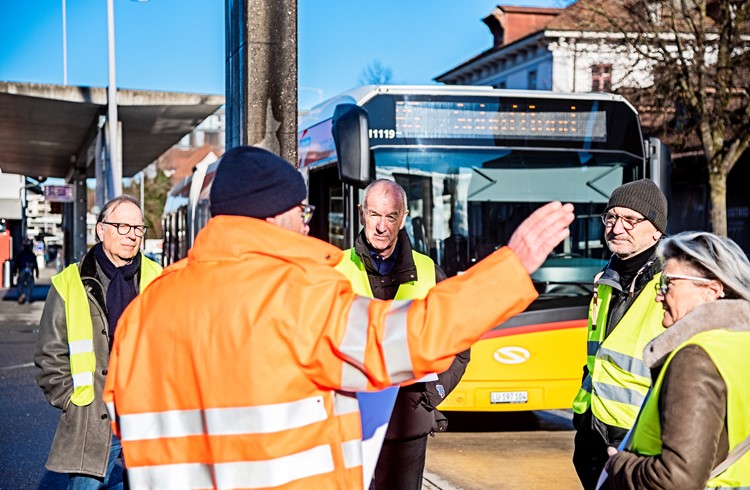 Projektleiter Marcel Troxler (orange Weste) führte eine der zwei Gruppen durch das Bahnhofgebiet. (Foto Manuel Arnold)