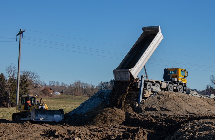 Ein Lastwagen bringt das Aushubmaterial einer Baustelle zur Deponie Neuhüsli.  (Foto Franziska Haas)