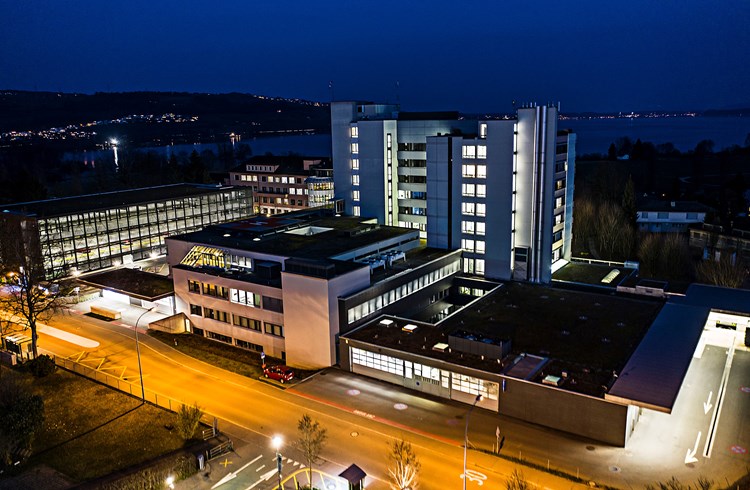 Das Kantonsspital Sursee bei Nacht. (Symbolfoto Manuel Arnold)