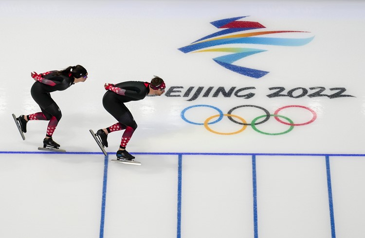 Ein Bild für die Ewigkeit: Die Geschwister Wenger trainieren an den Olympischen Winterspielen in Peking gemeinsam. (Foto Keystone)