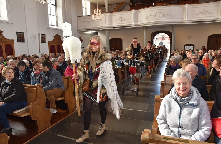 Die Eichleguugger beim Einzug in die Pfarrkirche Sempach, … (Foto Daniel Zumbühl)