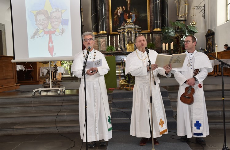 Anstelle der Predigt präsentierten die «drei Päpste» Herbert Gut, Franz Zemp und Urban Schwegler (v. l.) das diesjährige Programm von «urbi@orbi». (Foto Daniel Zumbühl)
