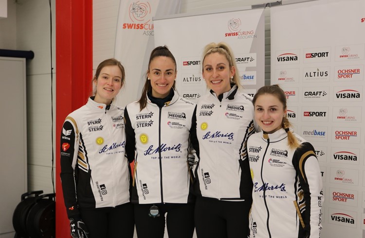 Selina Witschonke (ganz rechts) und das Team St. Moritz holen sich in Genf den Vizeschweizermeistertitel. (Foto zVg)