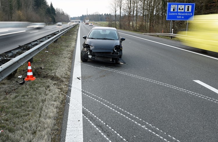 Wegen eines toten Fuchses wich ein Autofahrer aus, worauf das Auto ins Schleudern geriet. (Foto Luzerner Polizei)