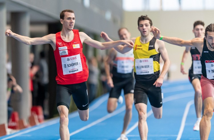 Jonas Schöpfer (links), hier an der Hallenmeisterschaft vor einer Woche, durfte auch am letzten Wochenenede jubeln.  (Foto Athletix.ch)