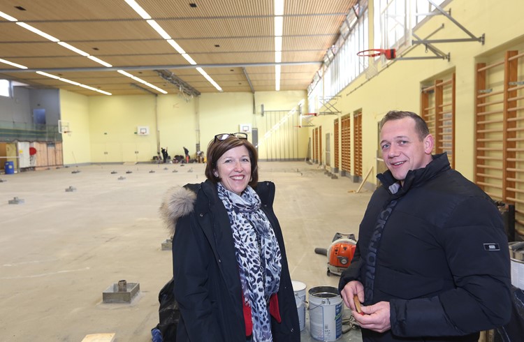 Turnhalle Grünau in Neuenkirch wird saniert.
Gemeinderätin Tamara Wiederkehr und Bauleiter Daniel Bichsel besichtigen die Baustelle. (Foto Ana Birchler-Cruz)
