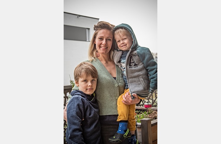 Yuliya Chepurna mit ihren Kindern Gleb (links) und Aleksey. (Foto Manuel Arnold)