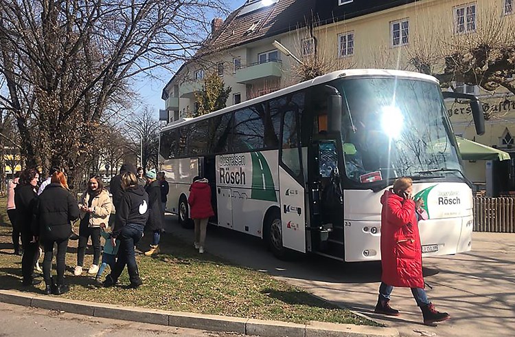Die ukrainischen Flüchtlinge machen Pause während der Fahrt in die Schweiz.  (Foto zvg)