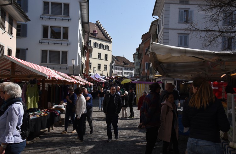 Der Warenmarkt zieht sich vom Martigny-Platz bis zum Münsterplatz (Foto Roseline Troxler)