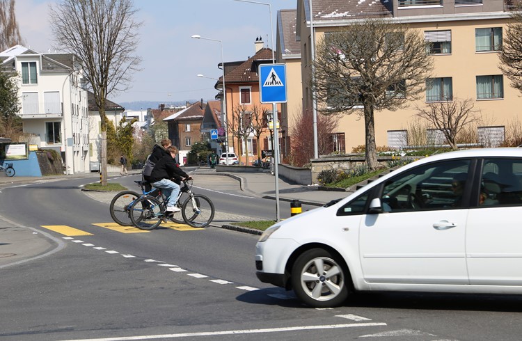 Gerade in Stosszeiten müssen die Verkehrsteilnehmer bei der Kreuzung Luzernstrasse/Bergstrasse konzentriert sein. (Foto Geri Wyss)