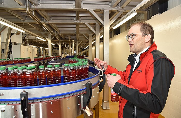Christoph Richli, CEO der Ramseier Suisse AG, ist stolz auf die neue PET-Weithalsabfüllanlage am Hauptstandort Sursee. (Foto Daniel Zumbühl)