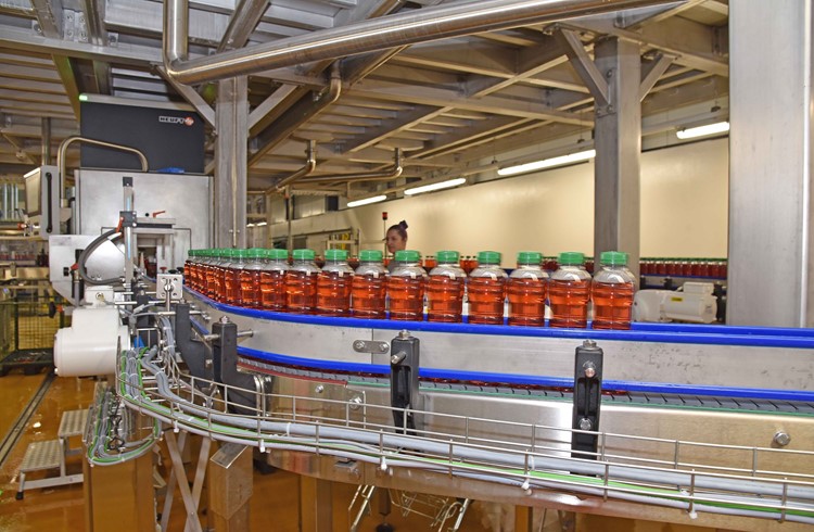 12’000 Weithals-PET-Flaschen kann die neue Anlage in der Stunde abfüllen. (Foto Daniel Zumbühl)