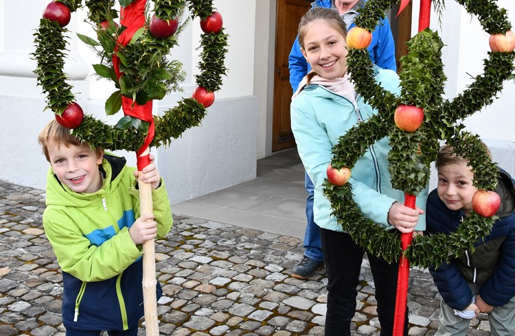 Timo Fähndrich (links) und Anja und Linus Waller zeigen stolz die Palmen ihrer Familien.   (Foto Margrit Leisibach Hausheer)