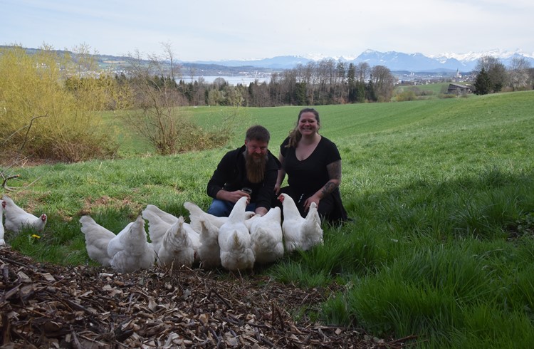 Fabian und Jasmin Rösch auf ihrem Hof Wyssrüti mit einem Teil ihrer Hühner. (Foto Roseline Troxler)