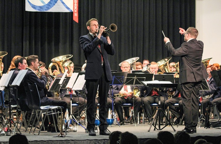 Brass Band Harmonie Neuenkirch mit dem Solisten Jan Studer. (Foto zvg)