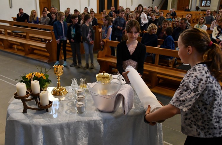 Rea und Jasmin helfen den altar für die Eucharistiefeier festlich vorzubereiten.  (Foto Margrit Leisibach Hausheer)