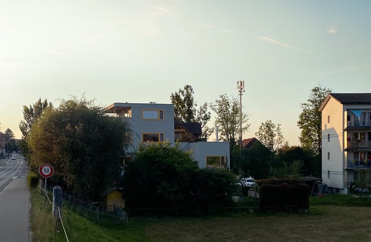 Eine 25 Meter hohe 5G-Antenne – wie in dieser Visualisierung dargestellt – hatte der Gemeinderat wegen Nichteingliederung ins Ortsbild abgelehnt. (Visualisierung ZVG)