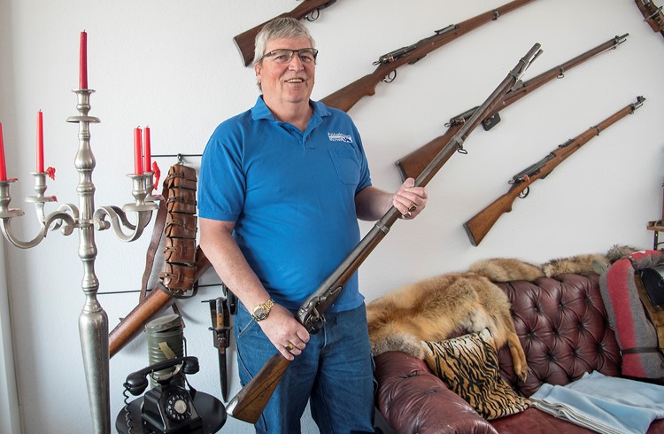 Joe Bossert zeigt seine Waffensammlung, die er in seiner Stube präsentiert.  (Thomas Stillhart)