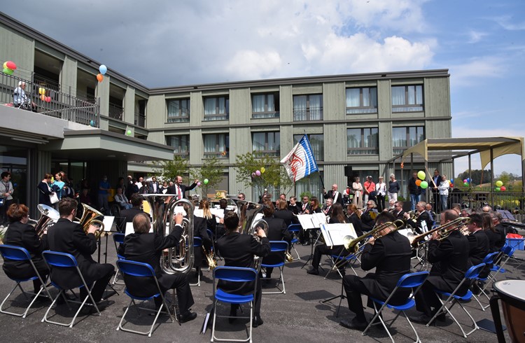 Das Blasorchester Feldmusik Neuenkirch umrahmte die Eröffnungsfeier des Ersatzbaus im Wohn- und Pflegezentrum Lippenrüti musikalisch. (Foto Daniel Zumbühl)