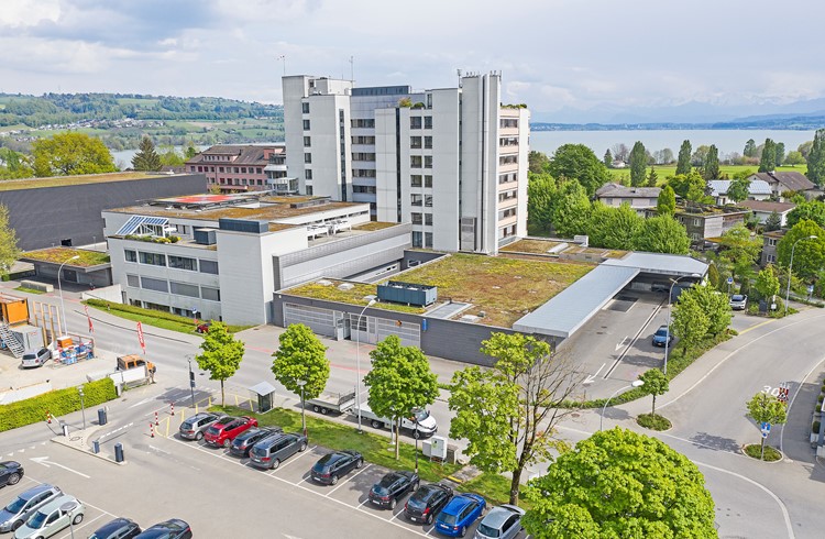 Das Luzerner Kantonsspital an der Spitalstrasse in Sursee (hinten links das Pflegeheim Seeblick). (Foto Manuel Arnold)