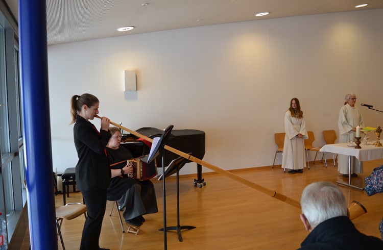 Sarah Kretz-Zemp (Alphorn) und Luzia Vogelsang (Schwyzerörgeli) begleiteten den Kilbi-Gottesdienst musikalisch. (Foto Emil Barmet)