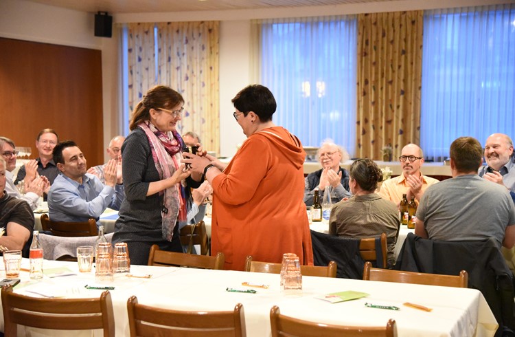 Priska Galliker (rechts) übergab Priska Wismer ein Glas Honig als Dank für ihre Arbeit in der Parteileitung der Mitte Wahlkreis Sursee, den sie im Herbst 2020 verlassen hatte. (Foto Geri Wyss)