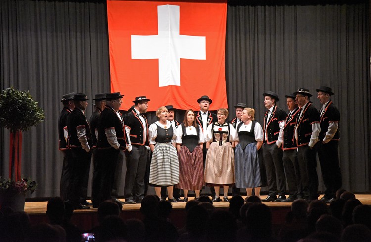 Der Jodelklub Edelweiss, Triengen, bei seinem Auftritt in der Mehrzweckhalle auf dem Schularena in Schlierbach. (Foto Geri Wyss)
