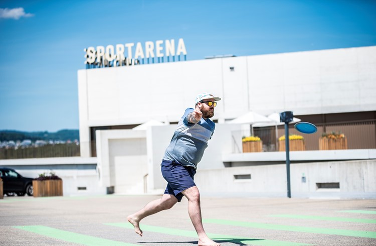 Der Start der Disc-Golf-Anlage befindet sich direkt vor dem Eingang der Sportarena des Campus Sursee. (Foto Manuel Arnold)