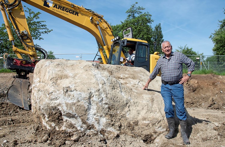 Hobby-Geologe und Steinfreund Gotthard Kaufmann zeigt den Findling, den er auf mehr als zehn Tonnen.  (Foto Thomas Stillhart)
