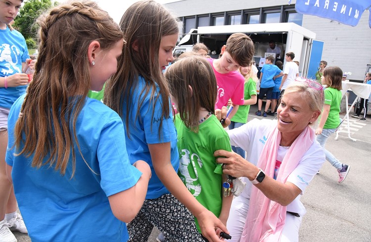 Ein Andenken an die Radiowoche: Schulleiterin Birgit Höntzsch versieht das T-Shirt einer Schülerin mit ihrer Unterschrift. (Foto Geri Wyss)