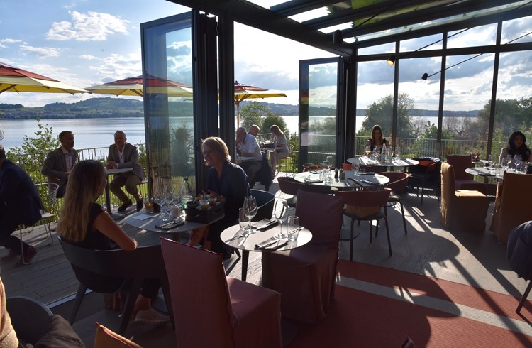 Von der Terrasse aus bietet sich den Gästen ein atemberaubender Ausblick über den Sempachersee. (Foto Daniel Zumbühl)