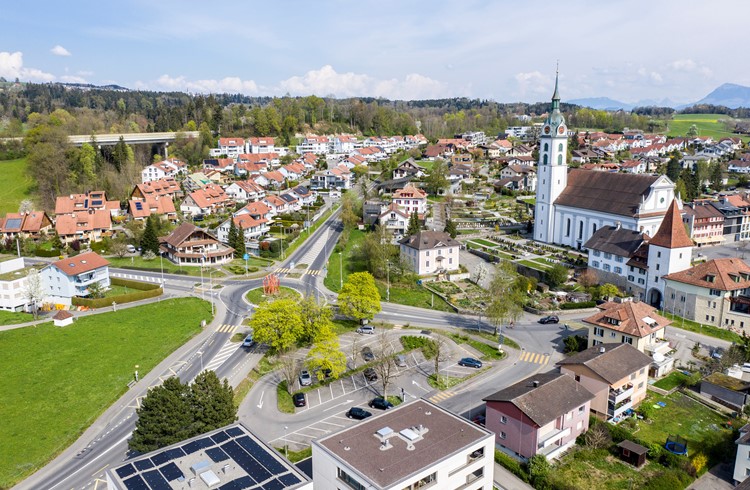 Das Städtli Sempach im Frühling 2020 mit dem Parkplatz Dreiangel. Mit einem Parkplatz unter dem Alterswohnheim Meierhöfli bekäme Sempach gedeckte Parkplätze ganz in der Nähe. (Foto Manuel Arnold/Archiv)