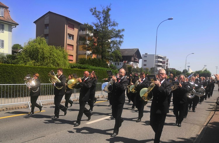 Das Blasorchester Feldmusik Neuenkirch bei der Parademusik. (Foto Céline Estermann-Erni)