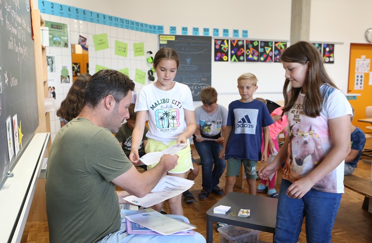 Lehrer Remo Kneubühler beim unterrichten der 4. Klasse im Schulhaus Tormatt in Sempach. (Foto Ana Birchler-Cruz)