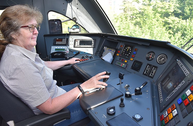 Während der Fahrt wirft Lokführerin Irene Lemmenmeier ein wachsames Auge auf die Strecke, die Signale und die Anzeigen im Führerstand. Höchste Konzentration ist dabei gefordert. (Foto Daniel Zumbühl)