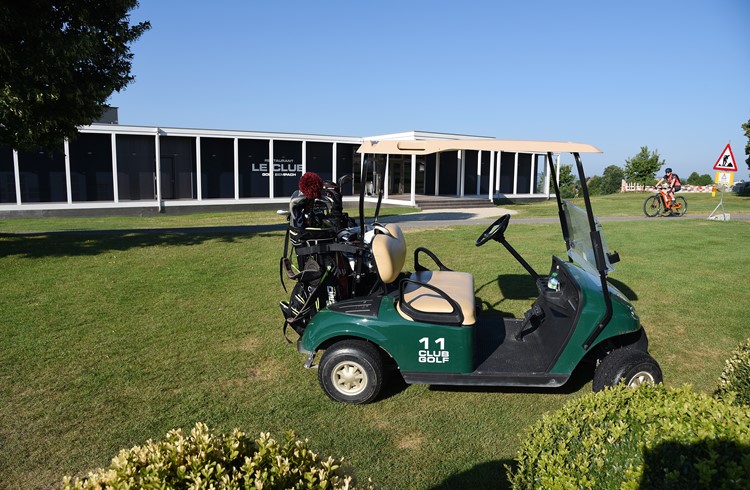 Das provisorische Restaurant «Le Club» auf Golf Sempach verköstigt die Golfspielenden, bis das neue definitive Gastronomiegebäude daneben im 2023 fertig gebaut ist. (Foto Geri Wyss)