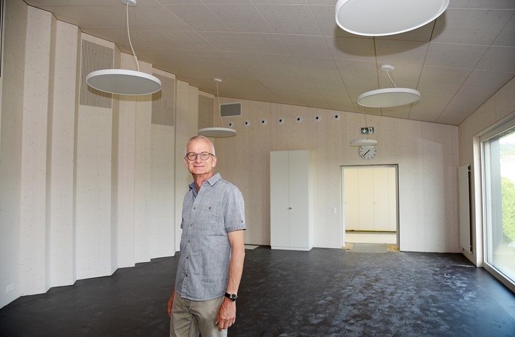 Der Neuenkircher Gemeindepräsident Kari Huber steht in einem der Räume des Musik- und Kulturraums, der mit gezackten Wänden eine gute Akustik gewährleistet. (Foto Geri Wyss)