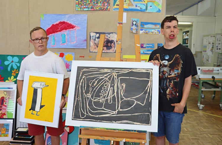 André Muff (links) und Martin von Dach präsentieren ihre Kunstwerke im Atelier der Werkgruppe Stiftung Brändi in Sursee. (Foto Ursula Koch-Egli)