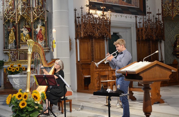 Franziska Brunner Meier und Mattia Klaus ziehen mit «SaitenWind» die zahlreiche Zuhörerschaft in Bann. (Foto Emil Barmet)