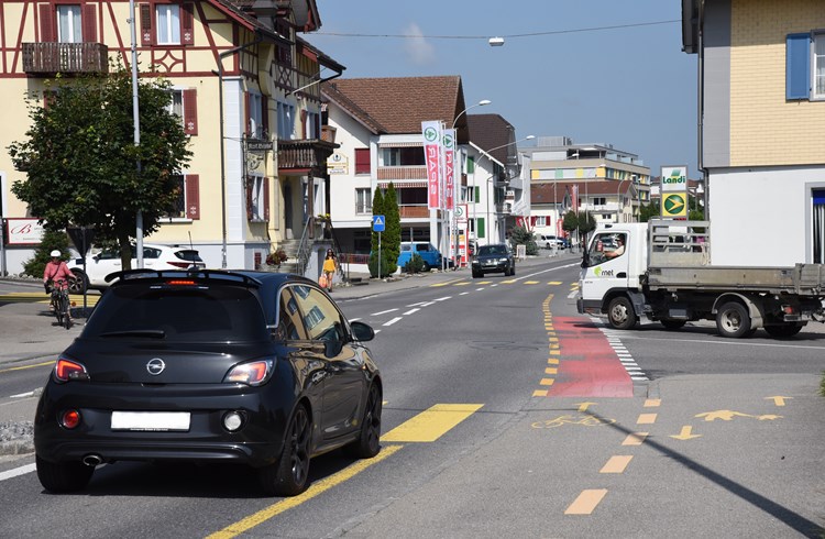 Bei diesem Foto handelt sich um ein Symbolfoto einer Kantonsstrasse mit einer Abzweigung. (Foto Geri Wyss/Archiv)