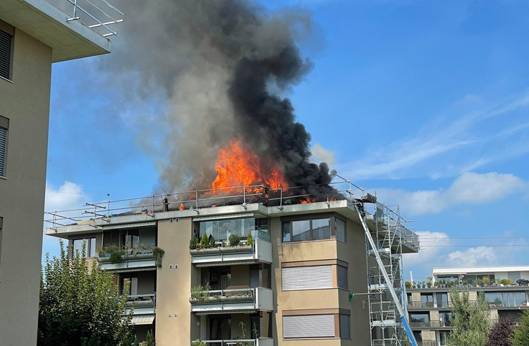 In Rothenburg war nach der Explosion einer Gasflasche der Dachstock eines Mehrfamilienhauses in Flammen aufgegangen.  (Foto Luzerner Polizei)
