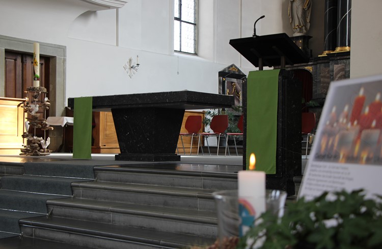 Altar und Ambo sollen künftig nach vorne geschoben werden können. (Foto Franziska Kaufmann)