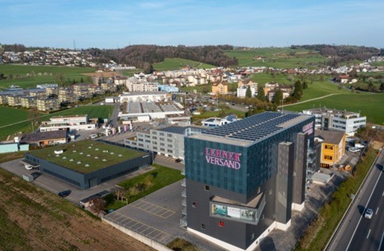Lehner Versand besitzt eine Photovoltaik-Anlage und -Fassade, die 360’000 Kilowattstunden produziert.  (Foto ZVG)