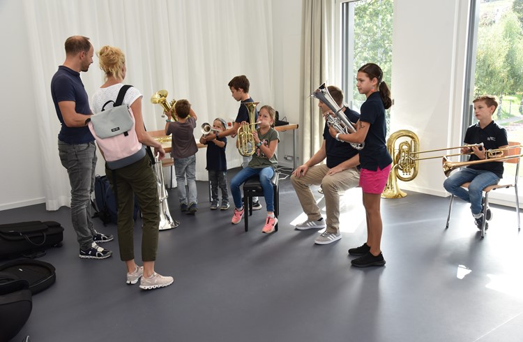Blasinstrumente faszinieren in der Blasmusik-Hochburg Neuenkirch von Jung auf. (Foto Daniel Zumbühl)